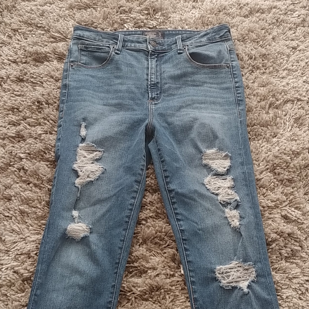 โSOLDโA&F Hi-Rise Ripped Jeans - Picture 2 of 6